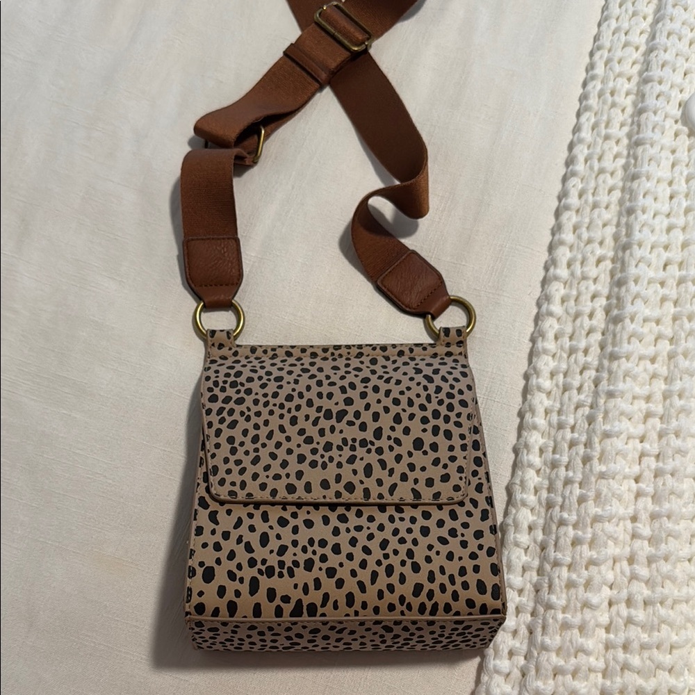 Universal Thread Crossbody - Picture 2 of 5